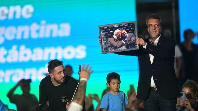 Sergio Massa, candidato a presidente de Unión por la Patria, en el club Juniors, de Córdoba capital. Y con una foto junto a José Manuel De la Sota (Javier Ferreyra).
