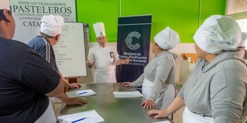 Veinte participantes y cinco emprendedores se forman en pastelería básica y avanzada en el marco del Campus de Entrenamiento Laboral.