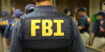 Un agente del FBI se desplazó hasta el lugar, revisó el equipaje con rayos equis y encontró un tipo de “polvo” consistente con “fuegos artificiales comerciales”.