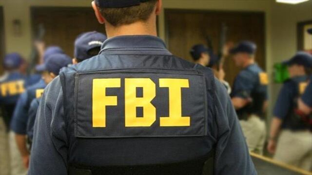 Un agente del FBI se desplazó hasta el lugar, revisó el equipaje con rayos equis y encontró un tipo de “polvo” consistente con “fuegos artificiales comerciales”.