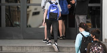 Jóvenes ingresando a una escuela en Buenos Aires. (Foto: Federico López Claro)