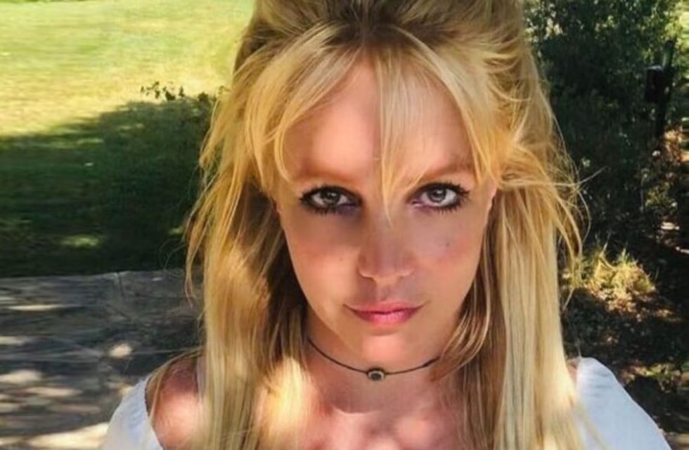 Britney Spears da clases de estilo en Instagram con un minivestido rojo con abertura y brillantes
