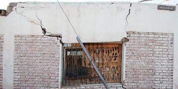 Una vivienda del Pasaje Juan Jofré de Guaymallén resultó con importantes grietas en su estructura por lo que debió ser evacuada. Orlando Pelichotti/Los Andes
Foto: Orlando Pelichotti / Los Andes