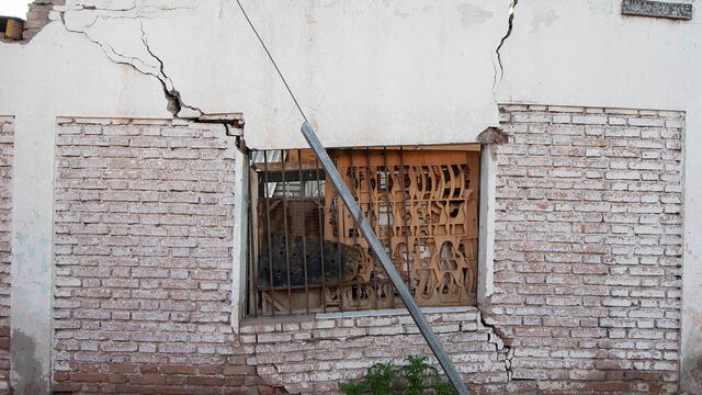 Una vivienda del Pasaje Juan Jofré de Guaymallén resultó con importantes grietas en su estructura por lo que debió ser evacuada. Orlando Pelichotti/Los Andes
Foto: Orlando Pelichotti / Los Andes