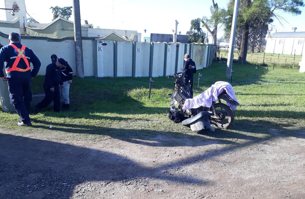 Siniestro fatal en Morteros: un motociclista de 17 años impactó contra una pared y falleció
