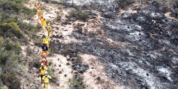 Bomberos incansables ante el feroz fuego en el piedemonte mendocinos.
