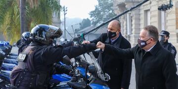 El viernes pasado, Omar Perotti y el Ministro de Seguridad Jorge Lagna, entregaron 55 motos a la Unidad Regional I de Santa Fe