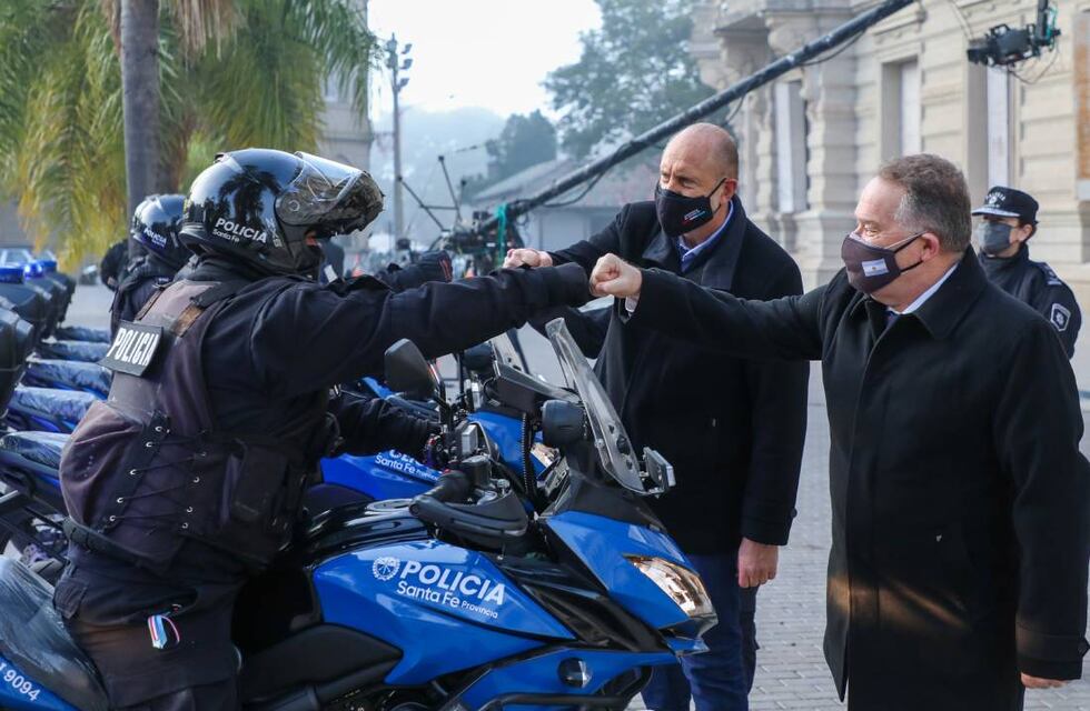 Omar Perotti licita el pavimento de un tramo de la ruta 13 y entrega 28 motos en la Jefatura