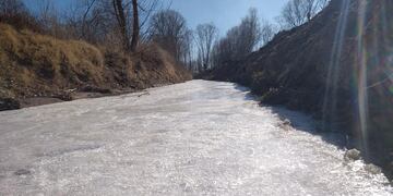 Arroyo congelado en San Carlos, Mendoza.