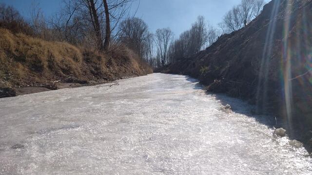 Arroyo congelado en San Carlos, Mendoza.