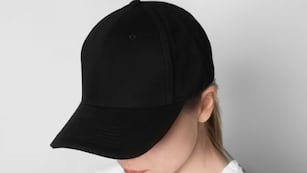 Lo que nadie sabía: cuál es la verdadera función del botón en la parte superior de la gorra
