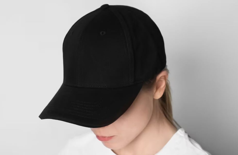 Lo que nadie sabía: cuál es la verdadera función del botón en la parte superior de la gorra