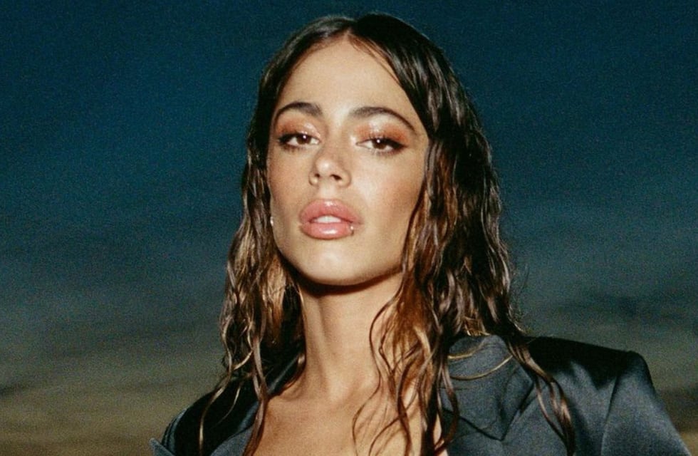 Violeta, brillos y volados: el traje de Tini Stoessel con el que cautivó desde el escenario