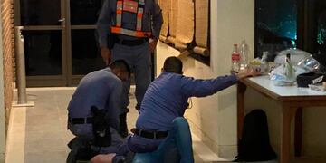 Así esposaban y reducían a Patricio Evans