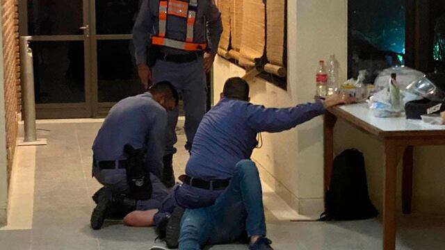 Así esposaban y reducían a Patricio Evans