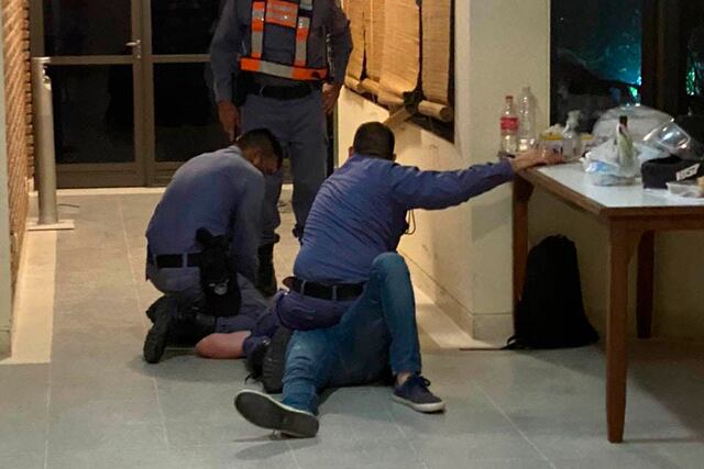 Así esposaban y reducían a Patricio Evans