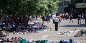 Desalojaron a manteros para iniciar obras de mejoras en Retiro. El megaoperativo se produjo "sin incidentes".