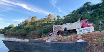 Desarticulan contrabando de expeller de soja en la costa de El Soberbio.