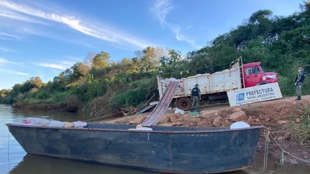 Desarticulan contrabando de expeller de soja en la costa de El Soberbio.