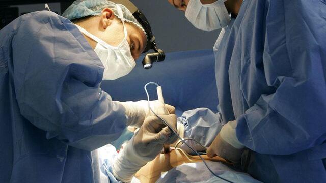 Continúan suspendidas las operaciones que requieren internación en salas de cuidados intensivos (AP/Archivo).