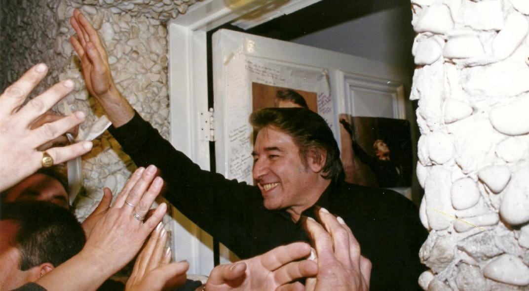 Roberto Sánchez y uno de sus tradicionales rituales junto a sus fans, "las nenas" (Facebook).