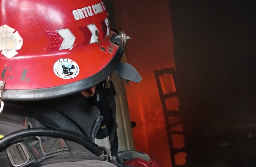 Rescate en medio del fuego: bomberos salvaron a un hombre atrapado en su casa en llamas