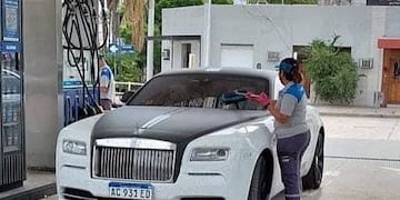 Los trabajadores de la estación quedaron sorprendidos por el Rolls Royce. (@AutoTestArg)