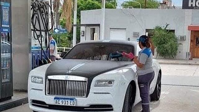 Los trabajadores de la estación quedaron sorprendidos por el Rolls Royce. (@AutoTestArg)