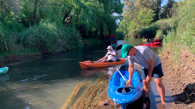 Recorrieron el río Atuel en kayak para limpiar el río Atuel.