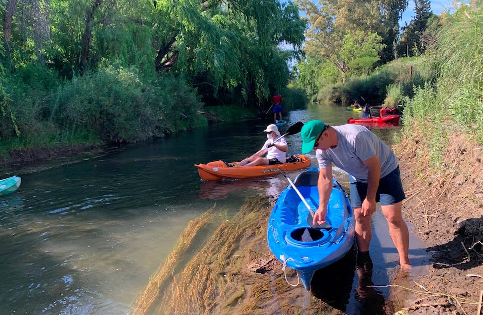 Recorrido en kayak para limpiar el río Atuel