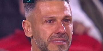 Las lágrimas del DT de RIver tras ser campeón. (Captura).