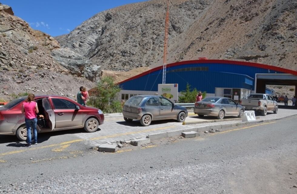 Tras un rápido operativo de limpieza de la ruta por piedra y alud, habilitaron el Paso Internacional de Aguas Negras