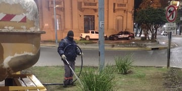 Riego diario en canteros y otros espacios públicos.