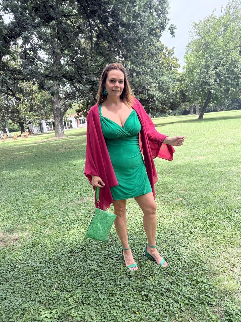 El destape de Mariana Contartesi: la periodista sorprendió con un outfit arriesgado y  elegante para un casamiento y se llevó todos los elogios