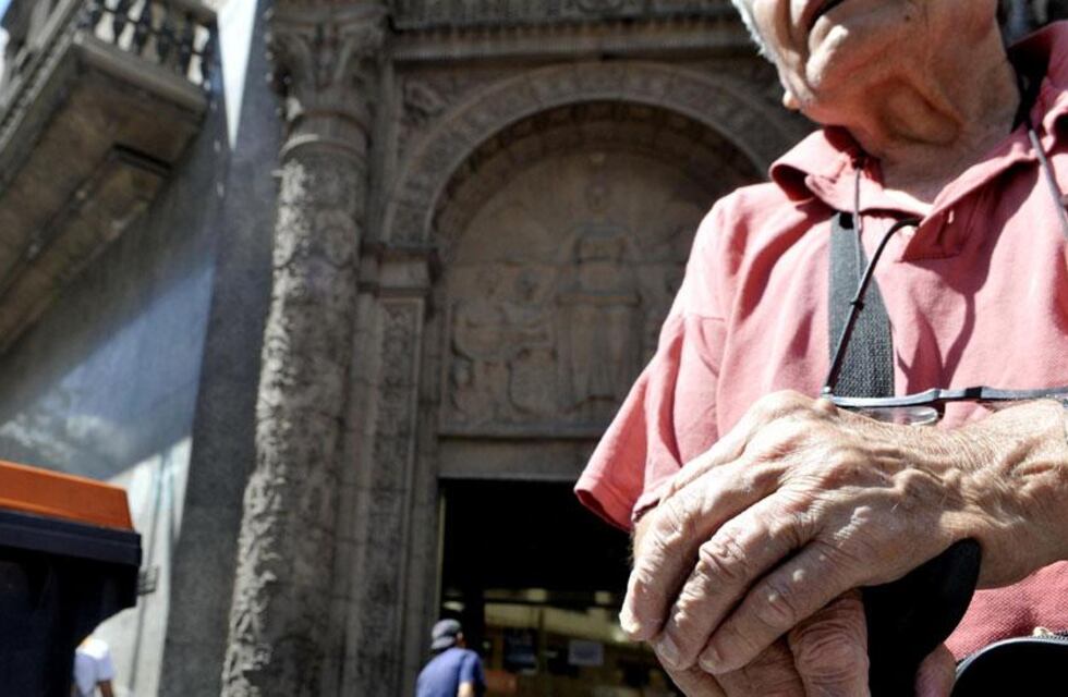 Indignación en Jesús María: dos ancianas fueron rescatadas de situaciones de violencia