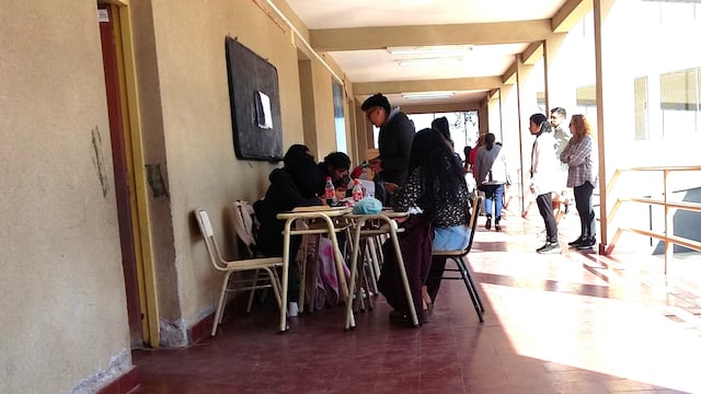 En la jornada de las elecciones de medio término en Jujuy hubo demoras en la apertura de mesas en escuelas tanto en el interior como en la propia capital. A media mañana la situación estaba normalizada.