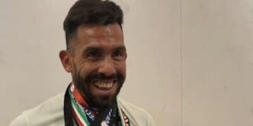 Carlos Tevez mostró su museo personal y contó detalles de las camisetas.