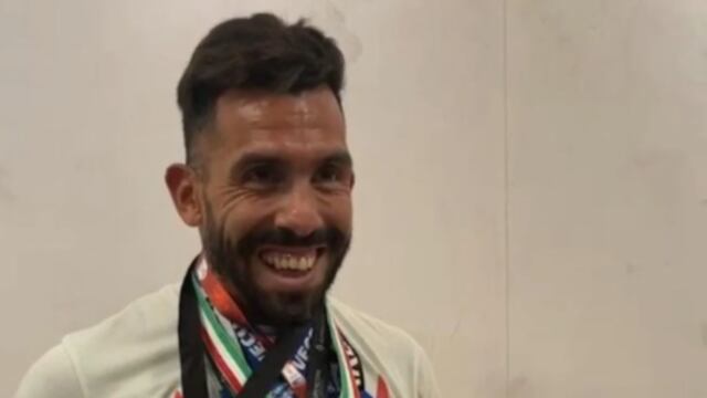 Carlos Tevez mostró su museo personal y contó detalles de las camisetas.
