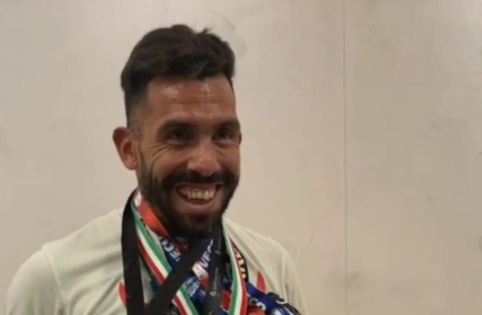 Carlos Tevez mostró su colección de camisetas y contó una anécdota del día que hizo la “gallinita” contra River