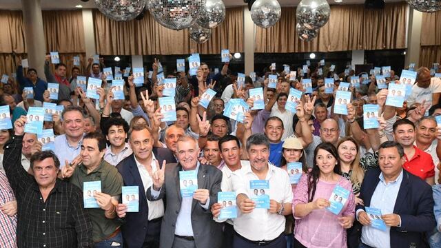 El gobernador Osvaldo Jaldo junto al vicegobernador Miguel Acevedo y dirigentes del oeste tucumano.