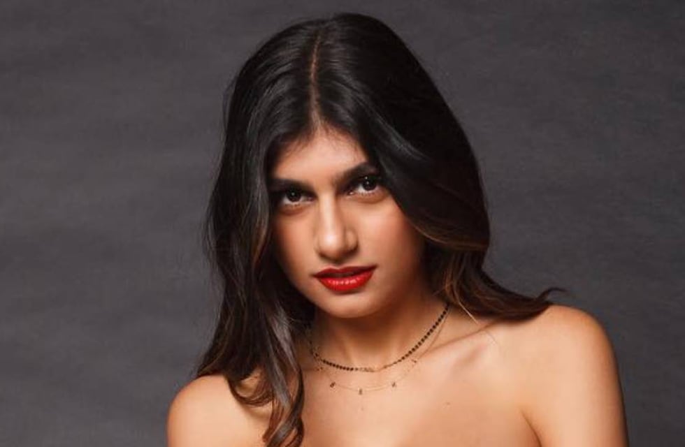 Mia Khalifa calentó Instagram al posar con una microbikini blanca traslúcida