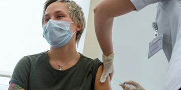Moscú. Un trabajador médico, a la derecha, administra una inyección de la vacuna contra el coronavirus (AP).