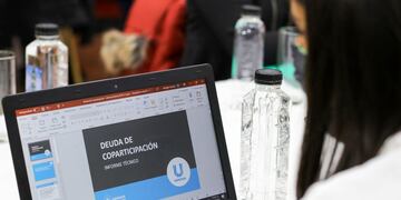 La titular de la Secretaría de Economía y Finanzas, Brenda Tomasevich, expuso la situación actual referente a la deuda que el Gobierno mantiene con el Municipio.