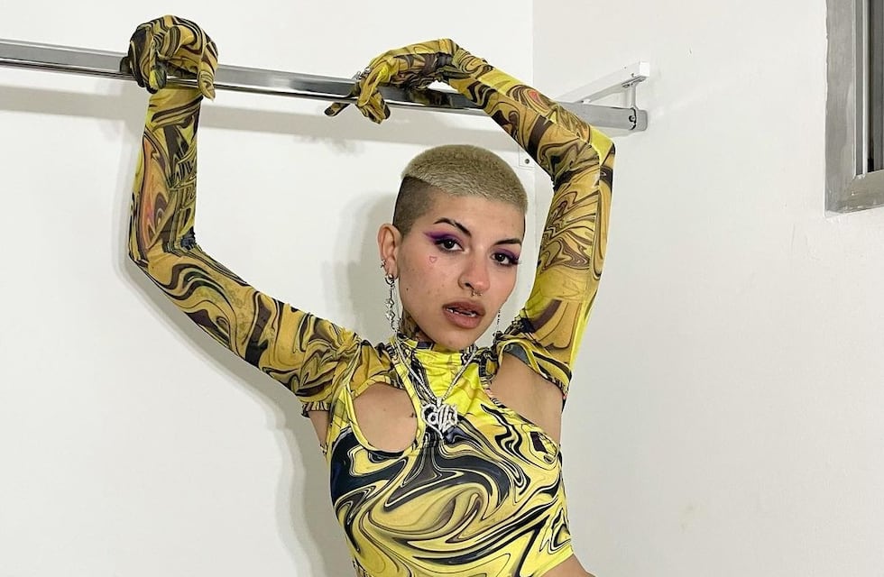 Cazzu posó en corpiño y con una remera de red desde las calles de Orlando