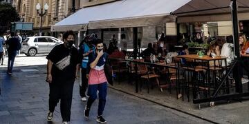 La peatonal Córdoba es uno de los principales paseos comerciales de la ciudad.