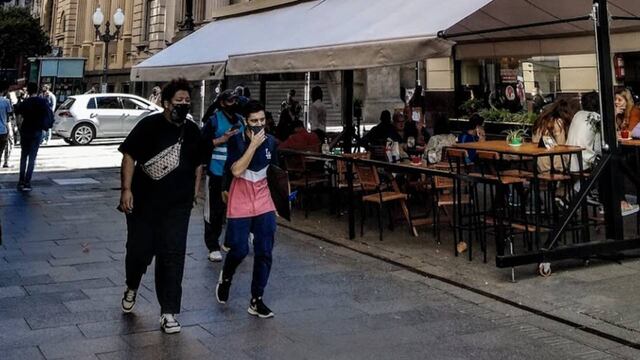 La peatonal Córdoba es uno de los principales paseos comerciales de la ciudad.