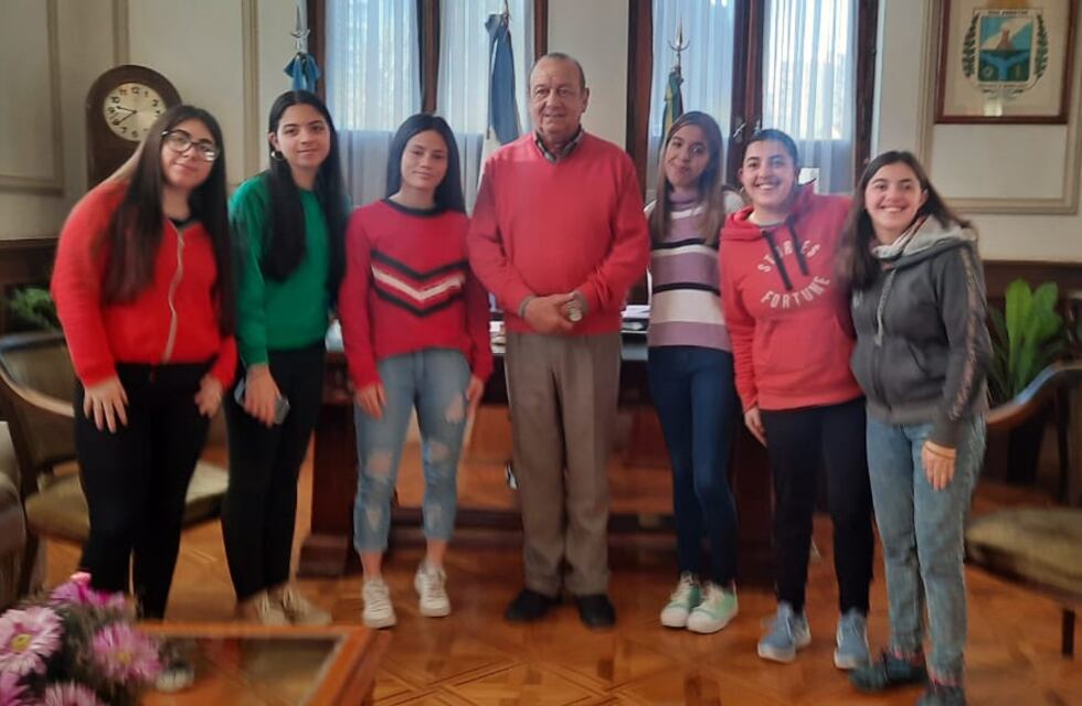 Alumnos de la Escuela Secundaria Nº 2 le presentaron al intendente de Tres Arroyos el proyecto “Ojo Verde”