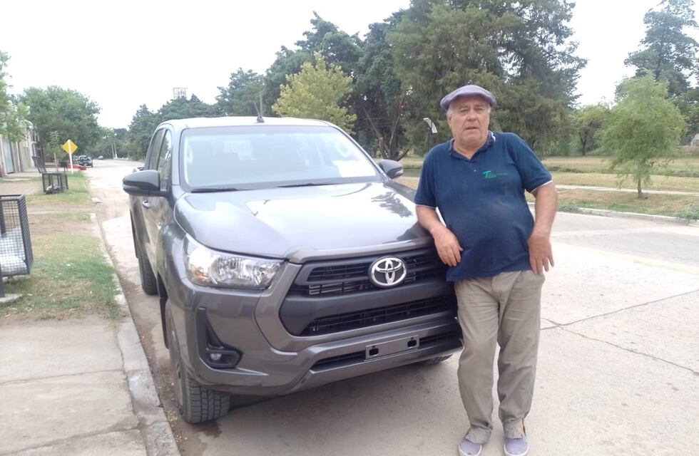 Gesto conmovedor: le regaló una camioneta nueva a su empleado por 30 años de servicio en Córdoba