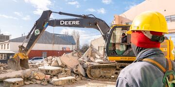 Se realizan obras de demolición en el predio donde se construirá el Centro de Rehabilitación Ushuaia