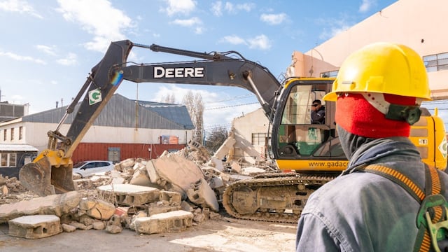 Se realizan obras de demolición en el predio donde se construirá el Centro de Rehabilitación Ushuaia